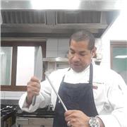 Cocinero profesional dictando cursos en varios lugares y de diferentes culturas